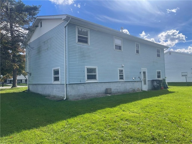 back of house featuring a lawn