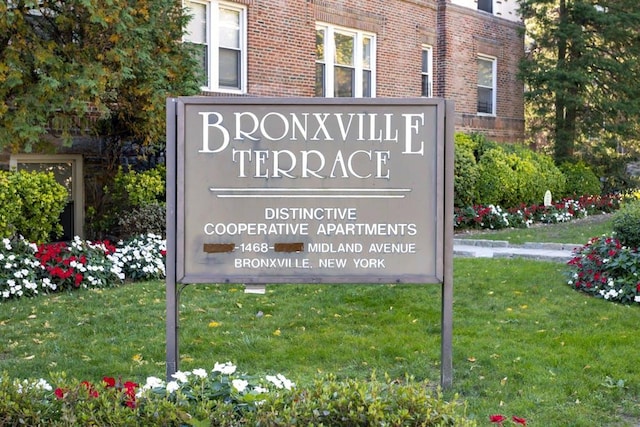 community sign featuring a lawn