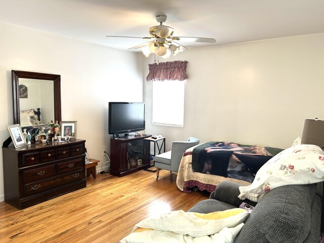 bedroom featuring light wood finished floors and a ceiling fan