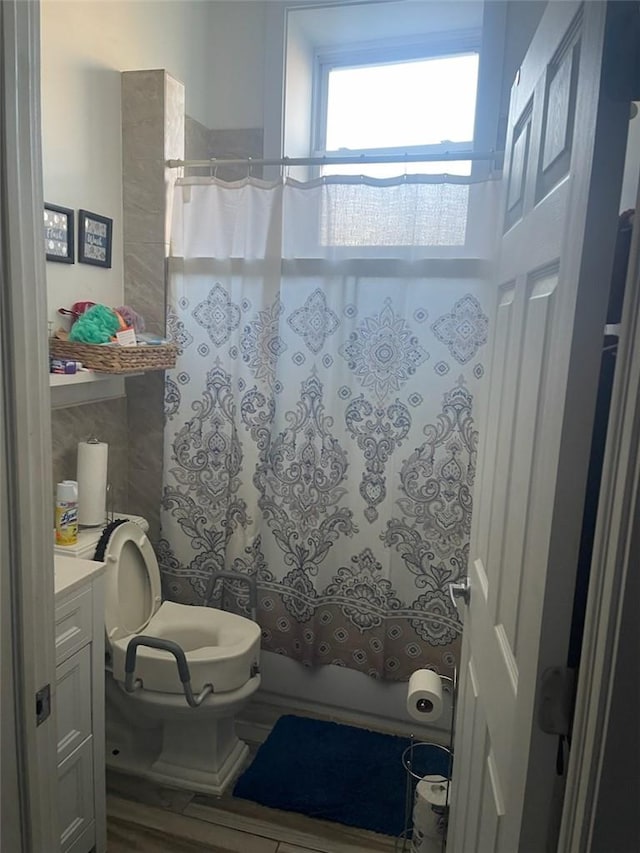 full bathroom featuring shower / tub combo with curtain, vanity, and toilet