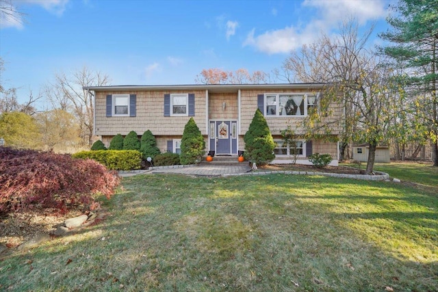 split foyer home featuring a front yard