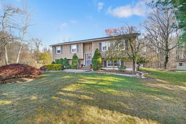 bi-level home featuring a front lawn