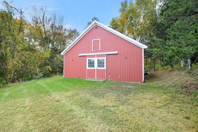 view of outdoor structure featuring a yard