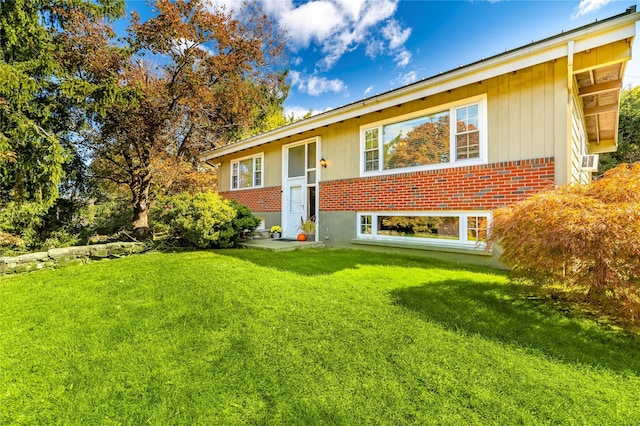 view of front of property featuring a front yard