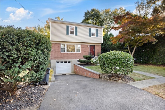 view of front property featuring a garage