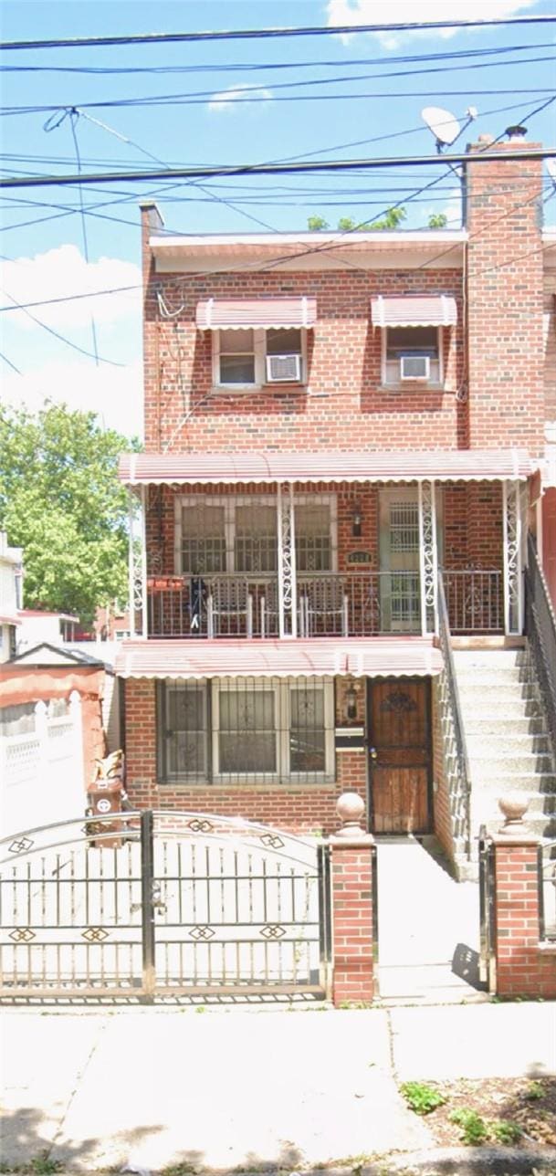 view of front facade featuring a balcony