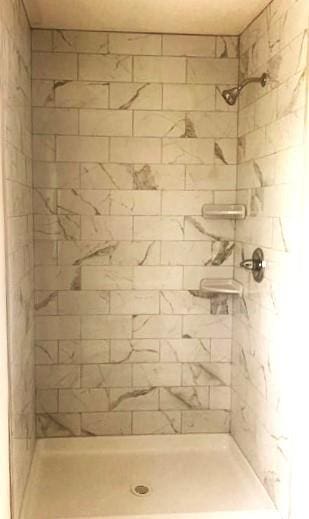 bathroom featuring tiled shower