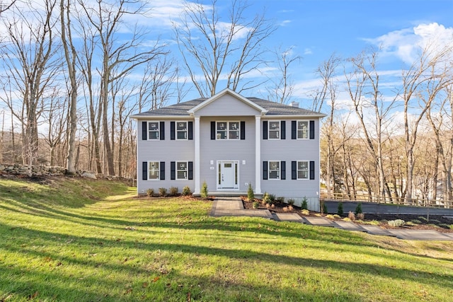 view of front of property featuring a front yard