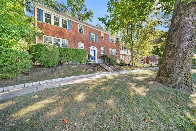 view of front of property featuring a front yard