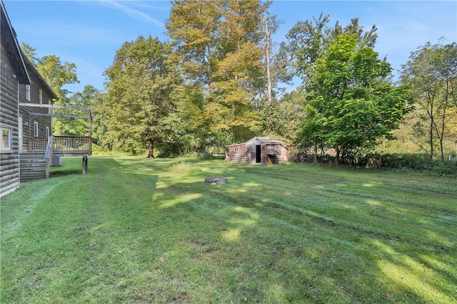 view of yard with a storage shed