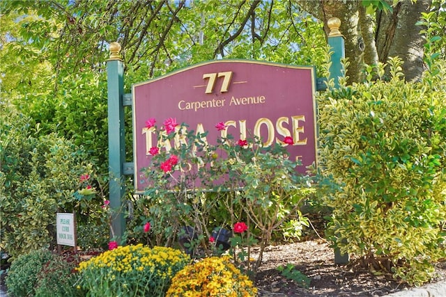 view of community / neighborhood sign