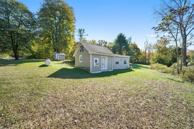 view of yard with an outdoor structure