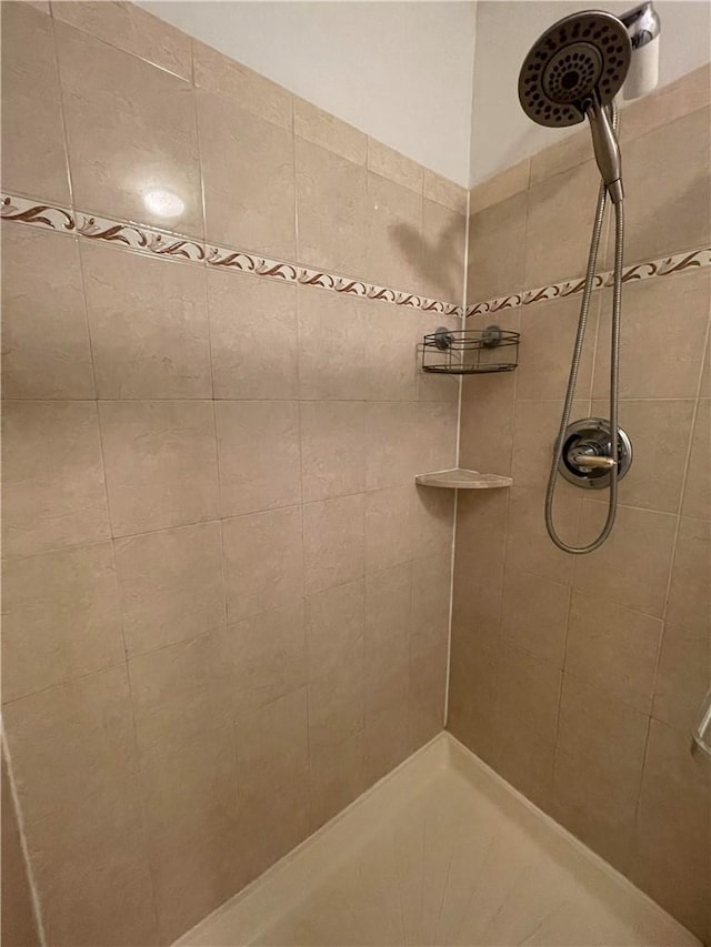 bathroom featuring a tile shower