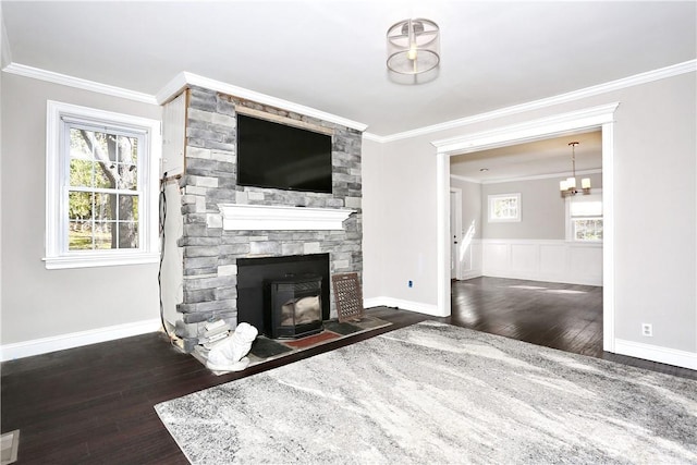 living room featuring ornamental molding, dark wood-type flooring, and a notable chandelier