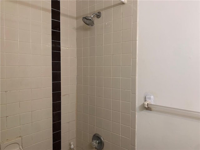 bathroom featuring tiled shower / bath