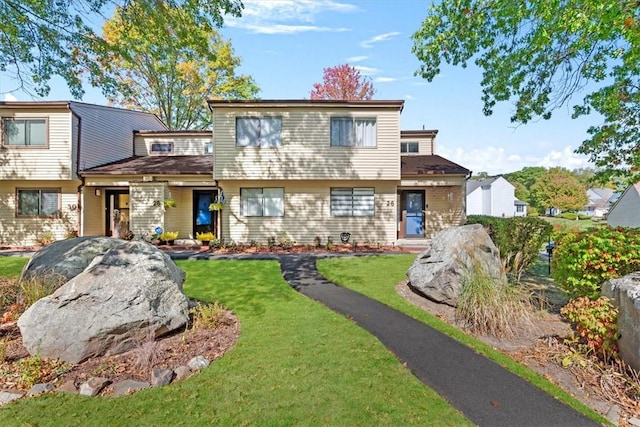 view of front of property featuring a front yard