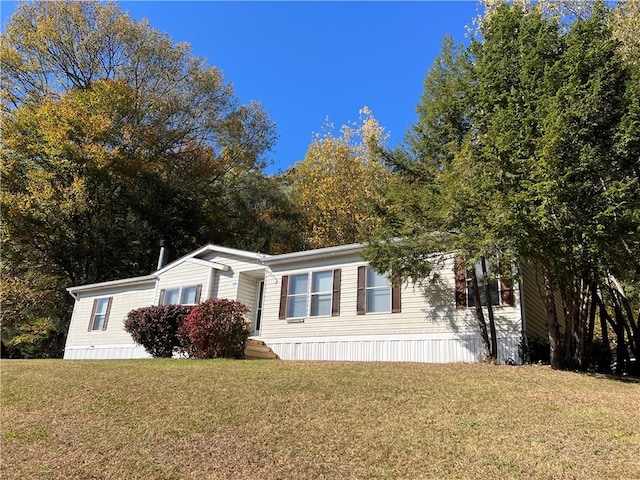 view of front facade with a front yard