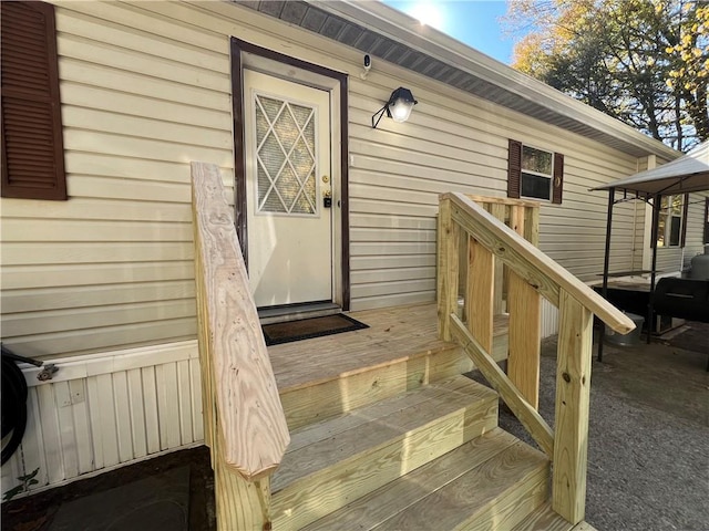 entrance to property featuring a wooden deck