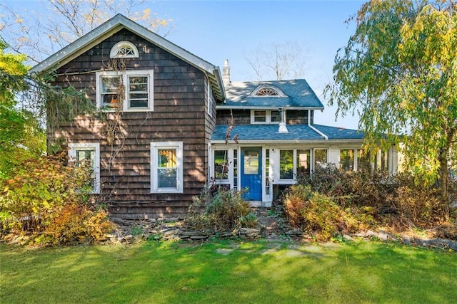 view of front of house with a front lawn