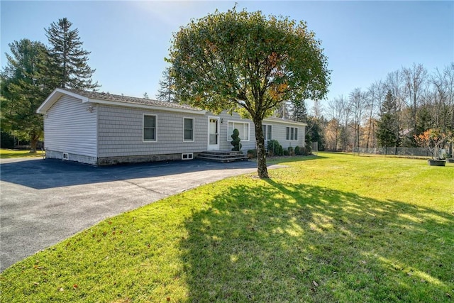 view of front of property featuring a front yard