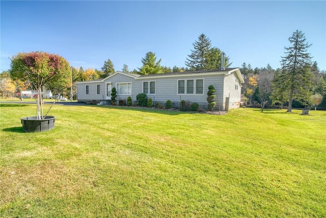 view of front of property featuring a front yard