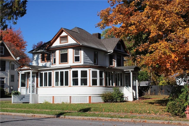 view of front facade featuring a front yard