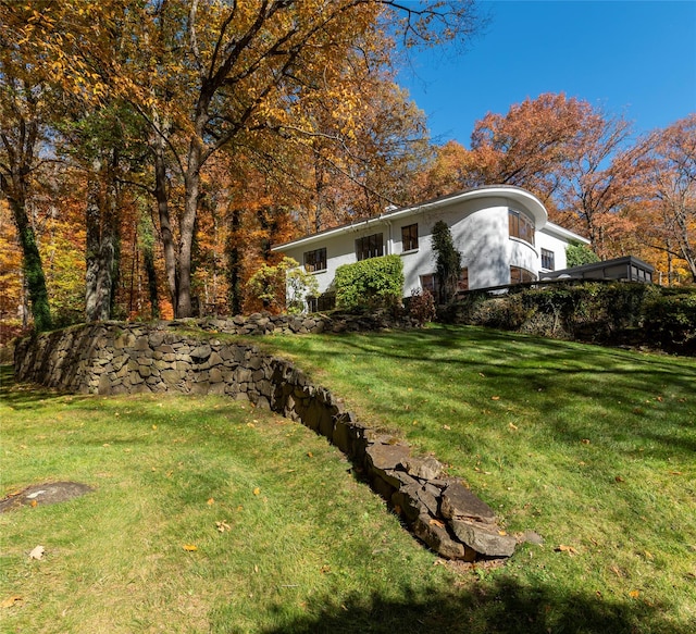 view of front of property featuring a front yard