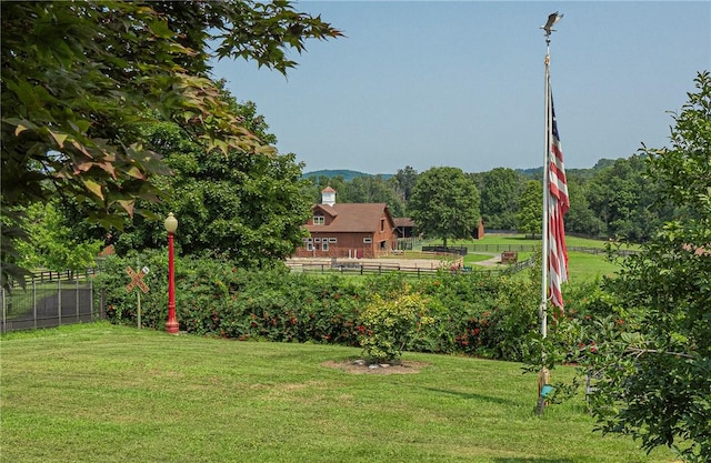 view of yard featuring a rural view