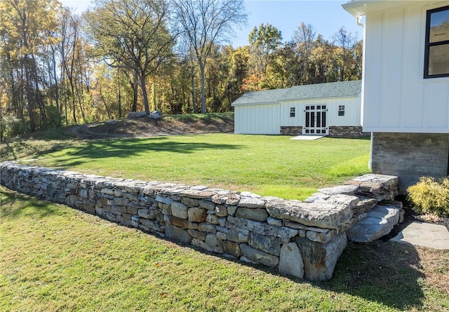 view of yard with an outbuilding