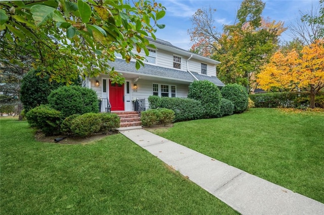 view of front of property featuring a front lawn