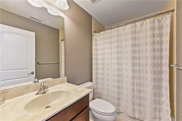 bathroom with a shower with shower curtain, vanity, and toilet