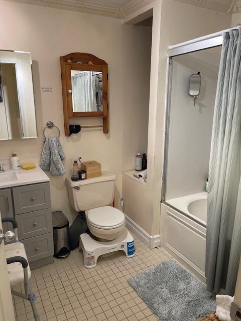 bathroom featuring tile walls