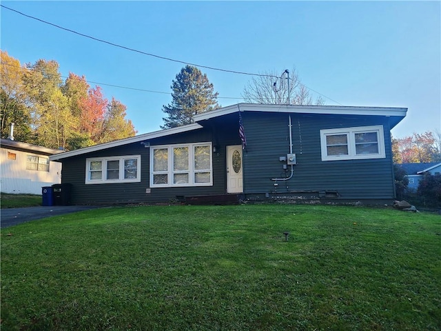 ranch-style house featuring a front yard