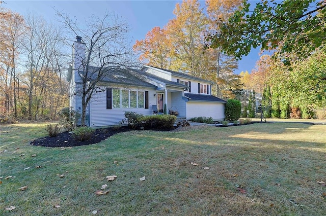 view of front of property featuring a front lawn