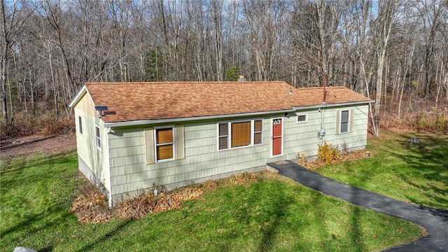 view of front of property with a front yard