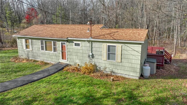 view of front of home featuring a front yard