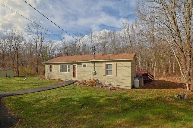 view of front facade with a front yard