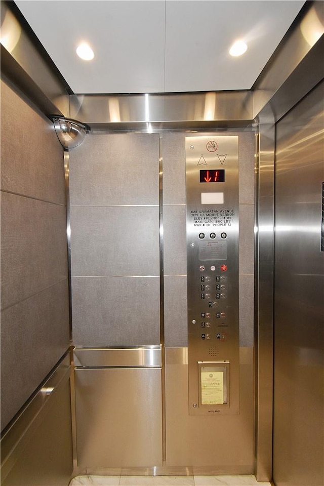 room details with elevator