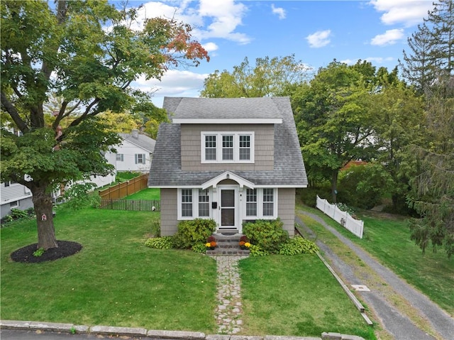 view of front of property featuring a front lawn