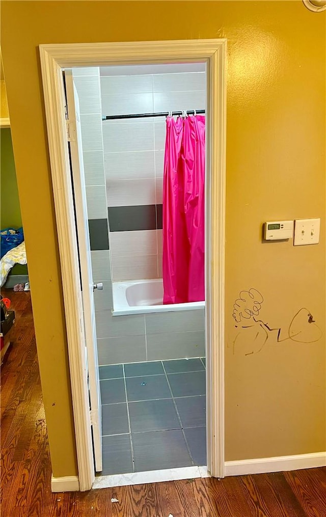 bathroom with shower / tub combo with curtain