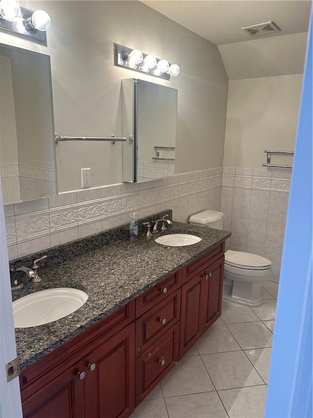 bathroom featuring tile walls