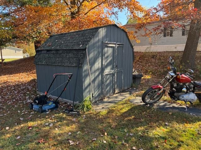 view of outdoor structure with a yard