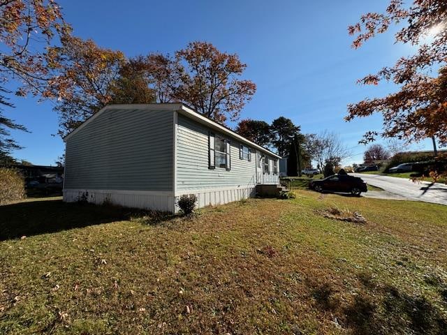 view of side of property featuring a lawn