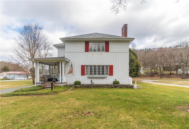 view of front of property featuring a front yard