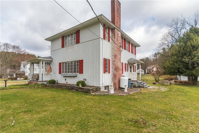 view of side of property featuring a yard