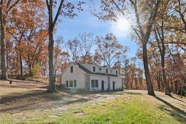 view of front of property featuring a front yard