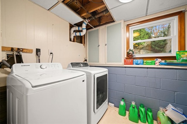 washroom with cabinets and independent washer and dryer