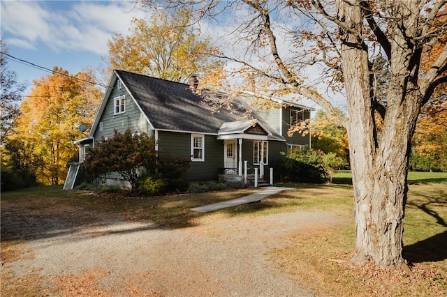 view of front of property featuring a front lawn