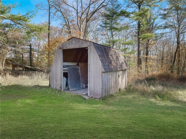 view of outdoor structure featuring a yard