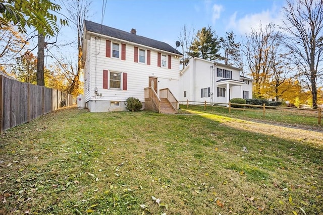 view of front of property featuring a front lawn